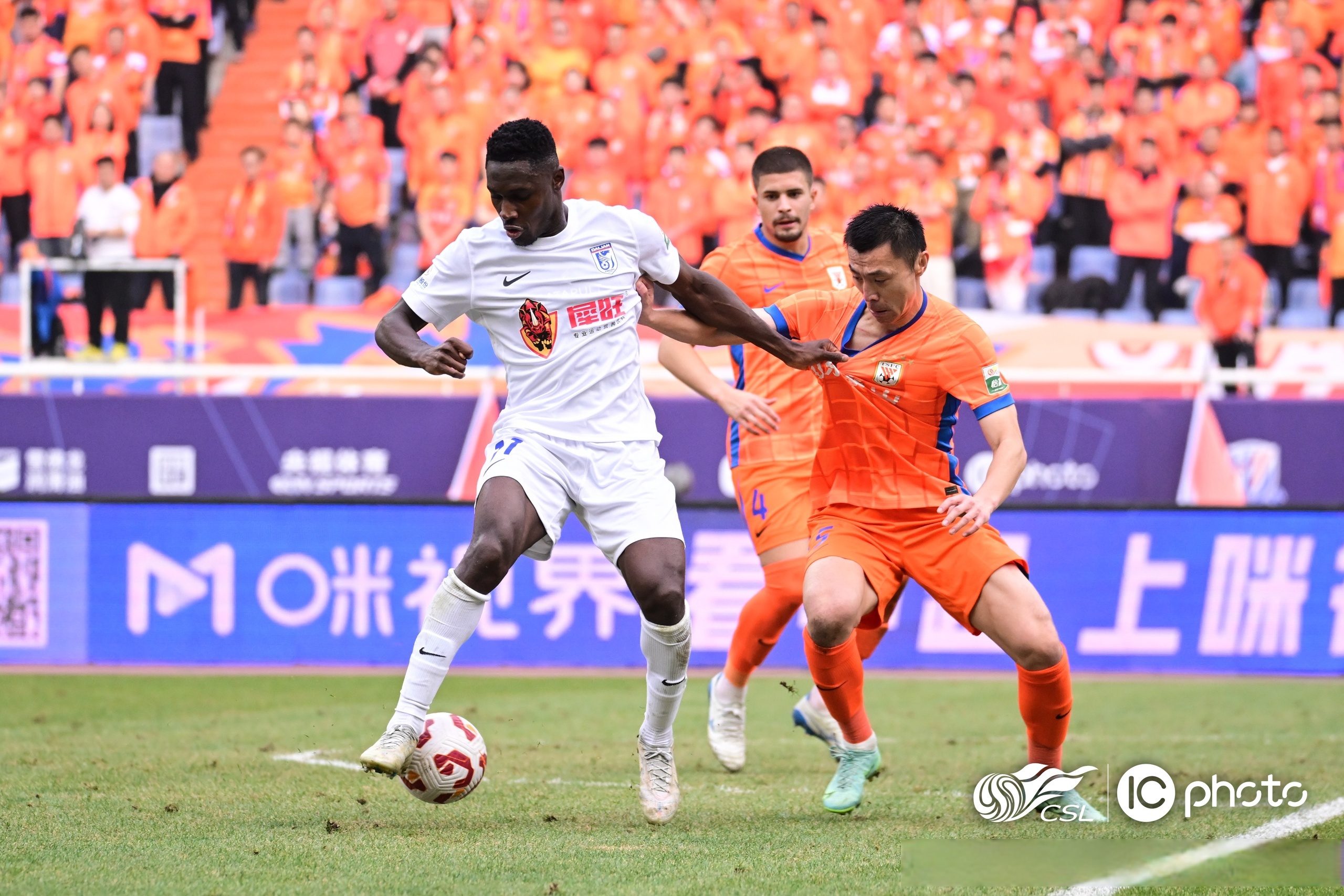 九游体育app-包含赛地聚焦：英超今晨热度飙升，费城76人止住颓势，压力陡增，阵容厚度经受考验的词条