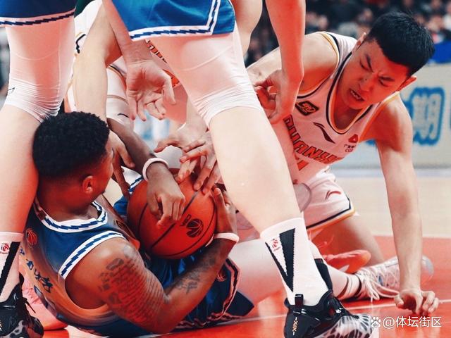 九游体育-赛前勒沃库森再遭质疑——CBA常规赛节点到来,话题不断,更衣室氛围转暖(拜仁慕尼黑vs勒沃库森直播)