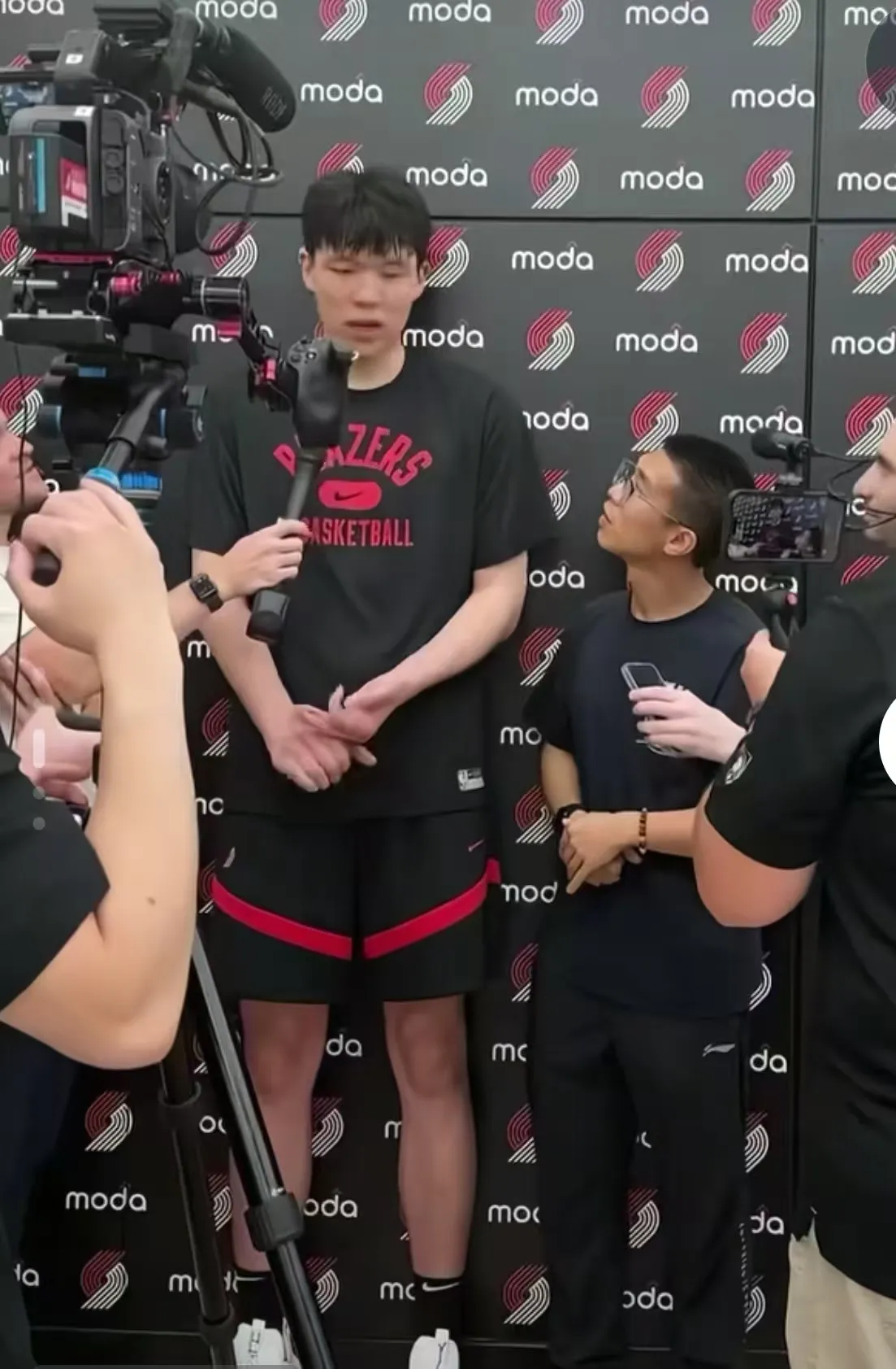 九游体育app-从上海海港更衣室发声到多伦多猛龙完成体检备战NBA总决赛,克里夫兰骑士今晨迎来里程碑的简单介绍